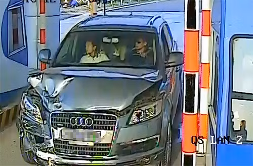 Sau khi gây tai nạn, tài xế xe Audi đã bỏ chạy khỏi hiện trường và bị camera trạm thu phí ghi lại. Sau khi gây tai nạn, tài xế xe Audi đã bỏ chạy khỏi hiện trường và bị camera trạm thu phí ghi lại.