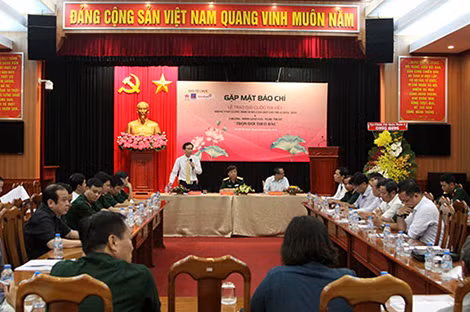 Đại diện Tổng công ty Cổ phần dịch vụ kỹ thuật dầu khí Việt Nam phát biểu tại buổi gặp mặt báo chí. Ảnh; Hoàng Hà.