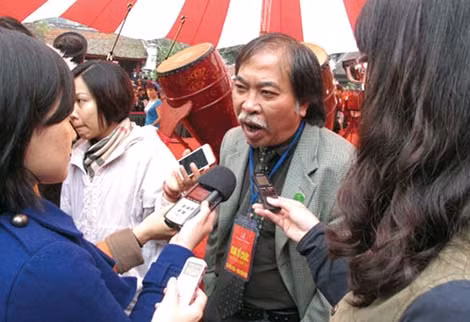 Nhà văn Nguyễn Quang Thiều tại Ngày thơ Việt Nam 2015.