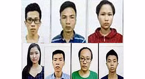 Các đối tượng sản xuất giấy CNSK giả bị bắt giữ.