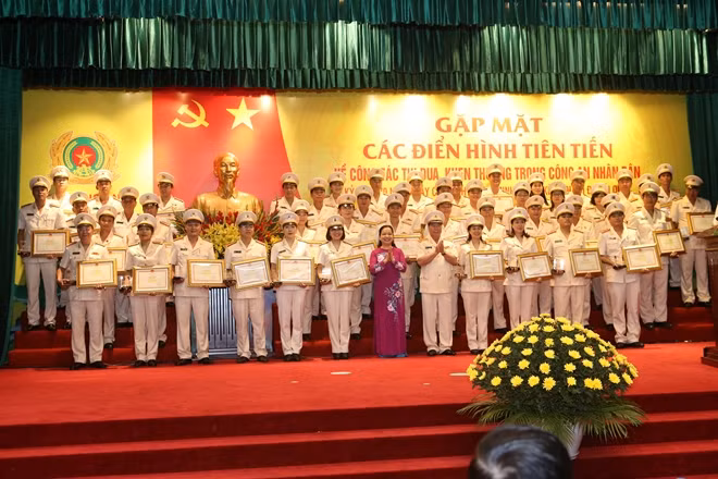 Thứ trưởng Bùi Văn Nam trao Bằng khen của Bộ Công an tặng các cá nhân có thành tích xuất sắc.