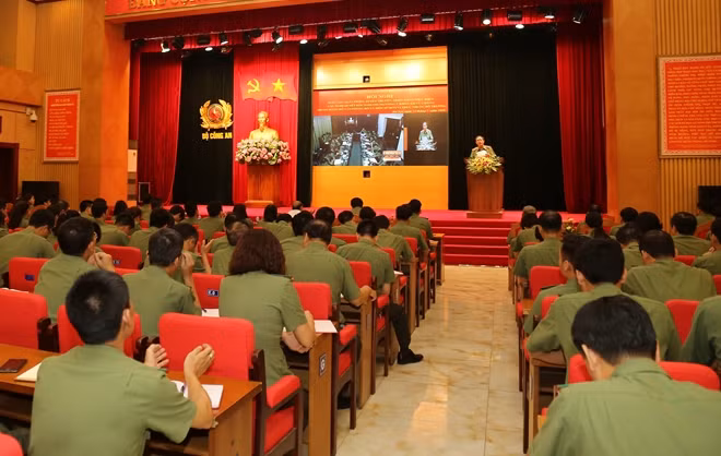 Thiếu tướng Hoàng Tiến Hiểu phát biểu khai mạc Hội nghị.