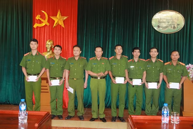 Thứ trưởng Lê Quý Vương trao quà cho các cán bộ chiến sĩ bị thương khi làm nhiệm vụ
