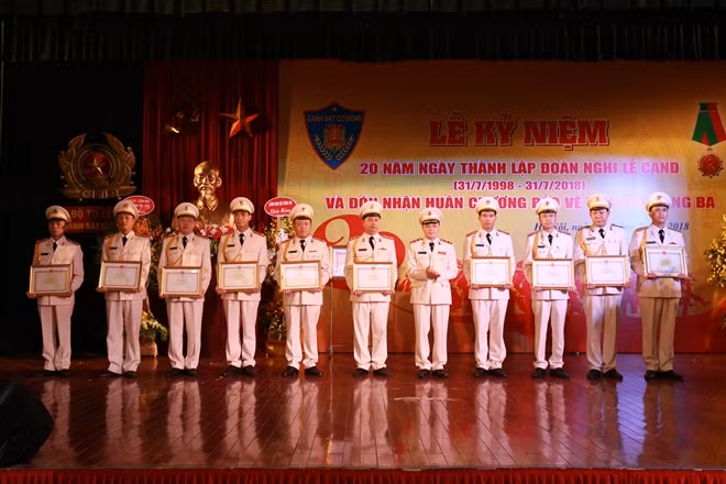Nhân dịp này, Trung tướng Phạm Quốc Cương tặng Bằng khen của Bộ Tư lệnh CSCĐ cho 10 cá nhân có nhiều thành tích.