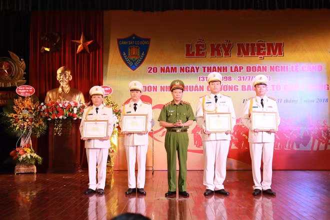 Thứ trưởng Lê Quý Vương trao Bằng khen của Bộ trưởng Bộ Công an cho 4 cá nhân xuất sắc