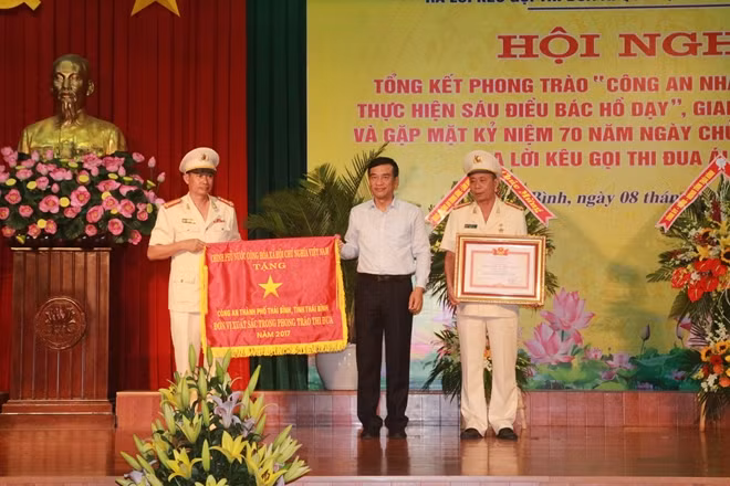 Công an TP Thái Bình và Đại tá Nguyễn Đình Trung vinh dự được nhận Cờ thi đua và danh hiệu Chiến sĩ thi đua Toàn quốc .