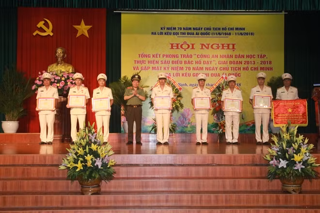 Các cá nhân nhận Cờ Thi đua và Bằng khen của Bộ Trưởng Bộ Công an