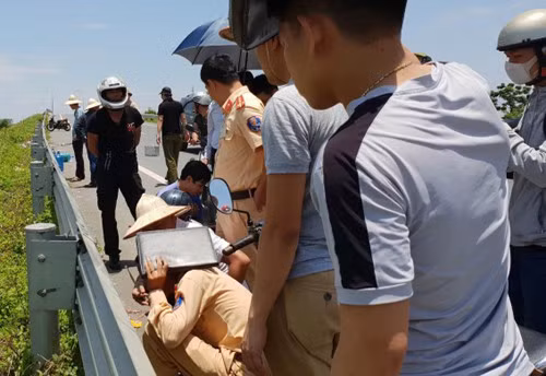 Cơ quan chức năng khám nghiệm hiện trường nơi phát hiện hai nữ sinh tử vong