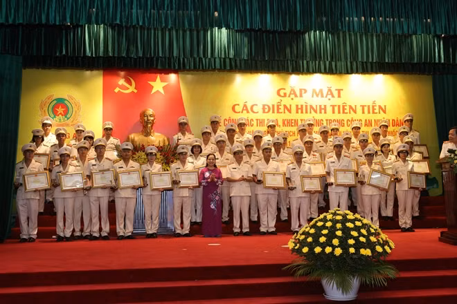 Thứ trưởng Nguyễn Văn Sơn trao Bằng khen của Bộ Công an tặng các cá nhân có thành tích xuất sắc.
