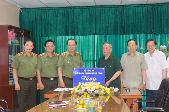 Thứ trưởng Nguyễn Văn Thành trao tặng 10 căn nhà trị giá 600 triệu đồng cho Hội cựu TNXP Việt Nam