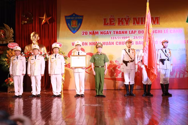 Thừa uỷ quyền của chủ tịch nước, Thứ trưởng Lê Quý Vương trao Huân chương Bảo vệ Tổ quốc hạng Ba cho Đoàn Nghi lễ CAND