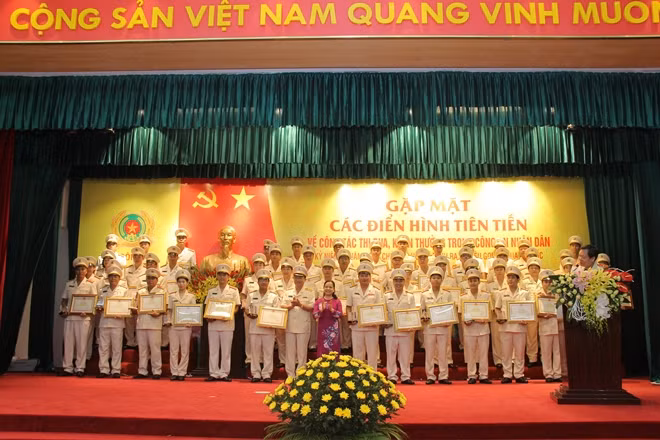 Thứ trưởng Nguyễn Văn Thành trao Bằng khen của Bộ Công an tặng các tập thể có thành tích xuất sắc.