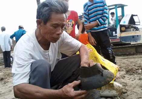 Một số vật dụng thông thường được phát hiện khi khai quật xác con tàu. Một số vật dụng thông thường được phát hiện khi khai quật xác con tàu.