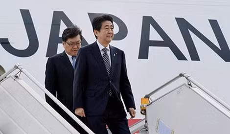 Thủ tướng Nhật Shinzo Abe bắt đầu chuyến công du EU và Nga.