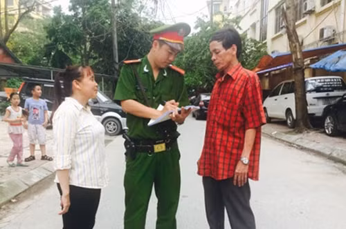 Thiếu úy Đào Xuân Duy trao đổi thông tin với nhân dân.