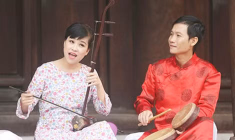 Nghệ sĩ Mai Tuyết Hoa trong một tiết mục biểu diễn.