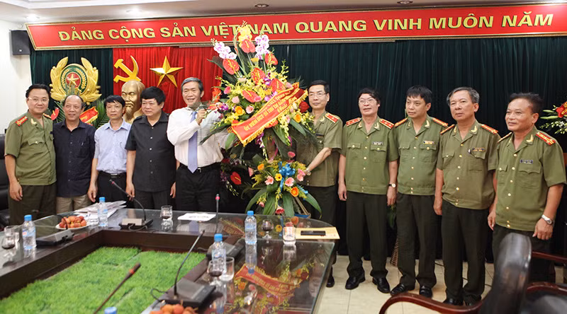 Đồng chí Đinh Thế Huynh, Ủy viên Bộ Chính trị, Bí thư Trung ương Đảng, Trưởng Ban Tuyên giáo Trung ương đến thăm, chúc mừng Báo Công an nhân dân nhân kỷ niệm 89 năm Ngày Báo chí Cách mạng Việt Nam (21/6/1925 - 21/6/2014). Ảnh: T.Dũng.