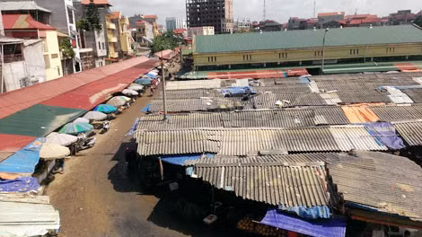 Nhiều hộ kinh doanh tại chợ Giếng Vuông bắt đầu đóng cửa, di dời đề phòng ngập lụt trước tình trạng nước sông Kỳ Cùng đang tiếp tục dâng.
