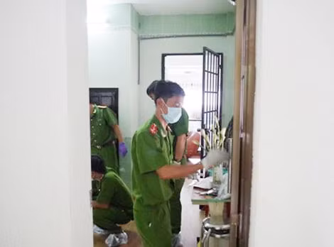 Các lực lượng Cảnh sát hình sự và Kỹ thuật hình sự thu thập dấu vết tại hiện trường tầng 1 ngôi biệt thự.