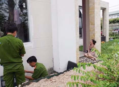 Cán bộ Công an khám nghiệm hiện trường bên ngoài căn biệt thự.