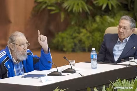 Nguyên lãnh đạo Fidel Castro phát biểu tại Đại hội VII ĐCS Cuba.