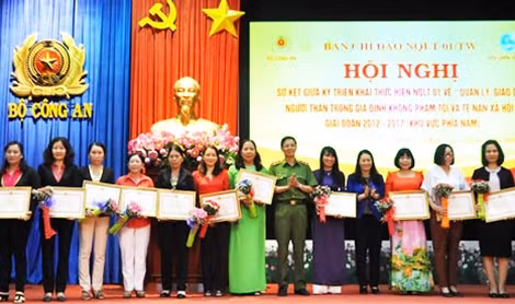 Trung tướng Phan Văn Vĩnh và đại diện một số tập thể có mô hình, cách làm hay trong triển khai NQLT 01.