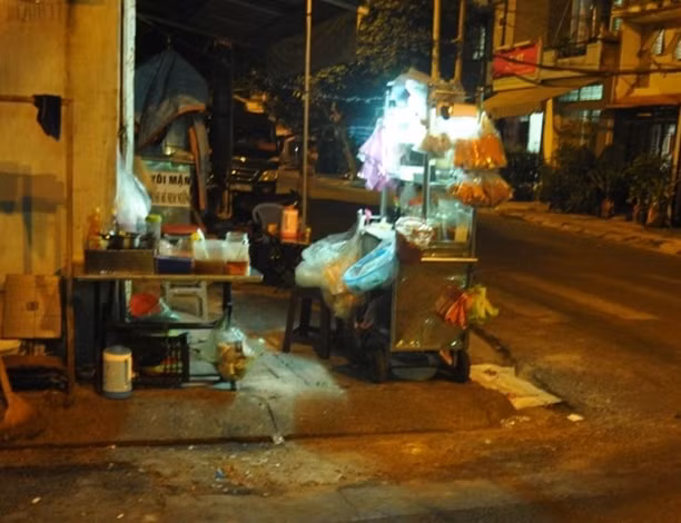 Hiện trường vụ anh T bị đâm khi đang ăn bánh trạng trộn