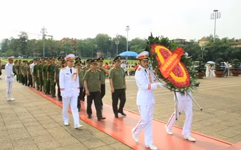 Các đại biểu và đoàn viên, thanh niên Cụm thi đua số 10 vào Lăng viếng Chủ tịch Hồ Chí Minh.