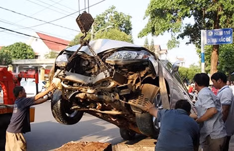 Sau cú tông, phần đầu xe ô tô bị bẹp dúm hoàn toàn.