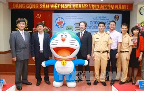 Đại diện Cục CSGT, báo Mannichi Nhật Bản và các nhà tài trợ tại buổi phát động.