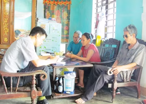 Người dân cung cấp nhiều thông tin sai phạm của cán bộ xã Hoàn Trạch đến với phóng viên Báo CAND.