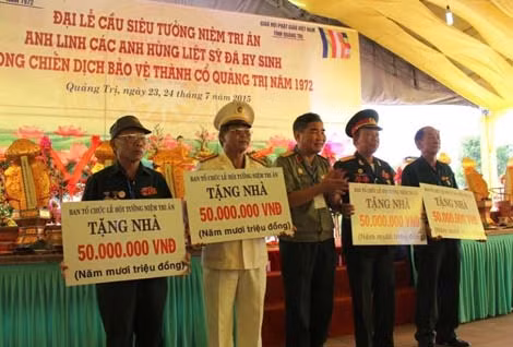 Các cựu chiến binh về dự đại lễ cầu siêu tưởng niệm, tri ân các Anh hùng liệt sĩ tại Thành cổ Quảng Trị. Các cựu chiến binh về dự đại lễ cầu siêu tưởng niệm, tri ân các Anh hùng liệt sĩ tại Thành cổ Quảng Trị.