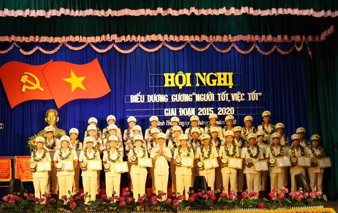 Đại tá Lê Bá Thụy trao giấy chứng nhận, tặng biểu tượng tuyên dương gương “Người tốt, việc tốt” trong phong trào thi đua “Vì An ninh Tổ quốc” cho 35 cá nhân của đơn vị.