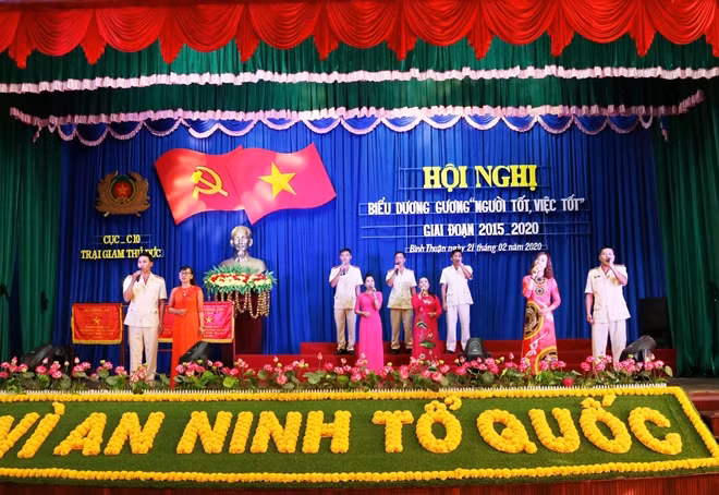 Tiết mục văn nghệ chào mừng Hội nghị của Đội văn nghệ xung kích Trại giam Thủ Đức.