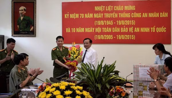 Bí thư Thành ủy Phạm Quang Nghị thăm, chúc mừng Phòng CSĐT tội phạm về trật tự xã hội (PC45). Ảnh: HNP.