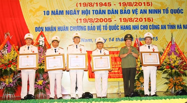 Trung tướng Bùi Văn Thành, Thứ trưởng Bộ Công an trao Bằng khen cho các tập thể và cá nhân có thành tích xuất sắc.