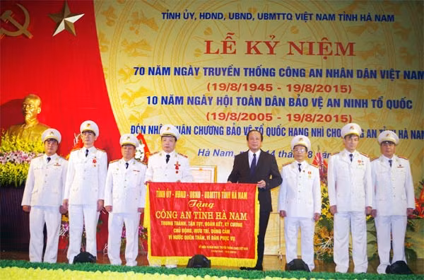Thừa ủy quyền của Chủ tịch nước, đồng chí Mai Tiến Dũng, trao tặng Huân chương Bảo vệ Tổ quốc hạng Nhì cho Công an tỉnh Hà Nam và 3 tập thể.