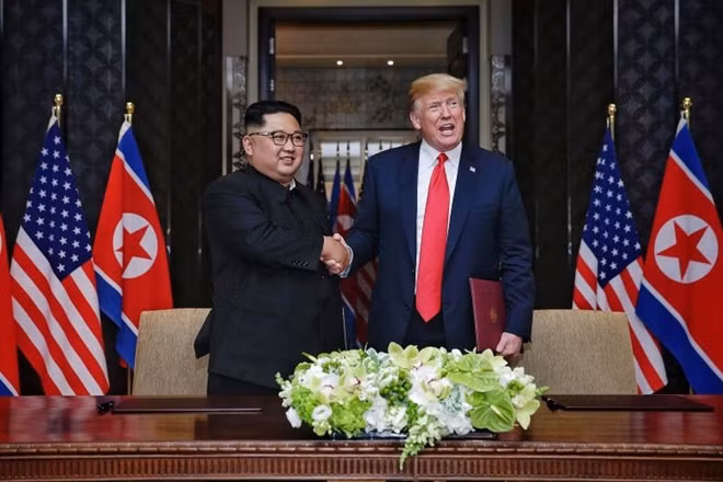 Lãnh đạo CHDCND Triều Tiên Kim Jong-un và Tổng thống Mỹ Donald Trump gặp nhau tại Hội nghị Thượng đỉnh lần thứ nhất ở Singapore. Ảnh: Reuters