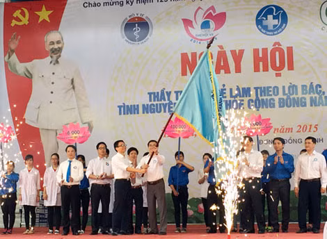 Phó Thủ tướng Vũ Đức Đam trao cờ xuất quân cho Ban chỉ huy Ngày hội.