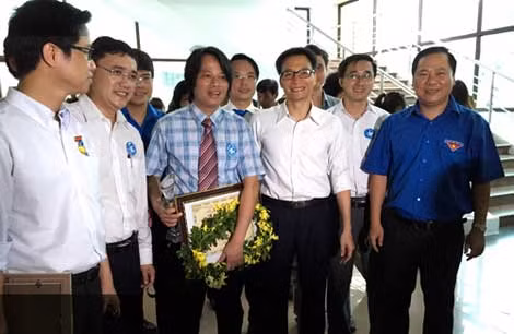 Phó Thủ tướng Vũ Đức Đam và bác sĩ Trần Văn Phúc (Bệnh viện Xanh Pôn), một trong 10 Thầy thuốc trẻ Việt Nam tiêu biểu năm 2014 được tôn vinh.