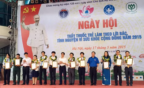 Phó Thủ tướng Vũ Đức Đam và Thứ trưởng Bộ Y tế Nguyễn Thanh Long tặng danh hiệu Thầy thuốc trẻ Việt Nam tiêu biểu năm 2014 cho 10 thầy thuốc.