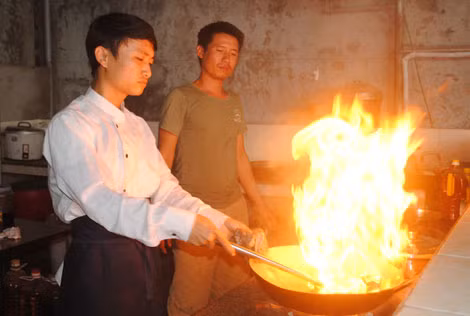Ông chủ nhà hàng Hoàng Văn Thắng (phải) đang hướng dẫn cho nhân viên nấu nướng. Ông chủ nhà hàng Hoàng Văn Thắng (phải) đang hướng dẫn cho nhân viên nấu nướng.
