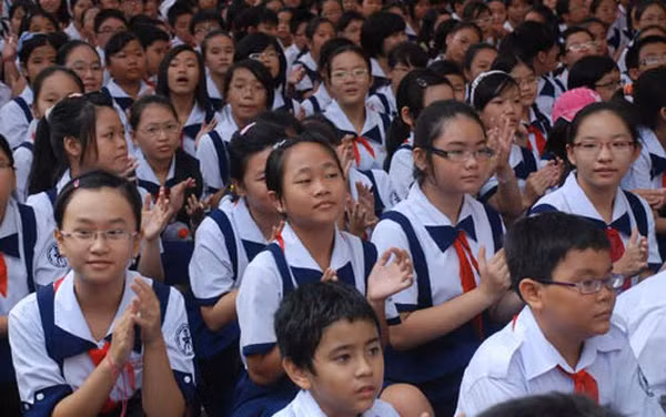 Học sinh tham gia tuyển sinh vào trường chuyên Trần Đại Nghĩa . Học sinh tham gia tuyển sinh vào trường chuyên Trần Đại Nghĩa .