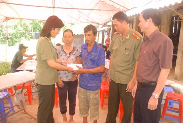 Đại úy Cao Thị Hồng hỗ trợ số tiền 20 triệu đồng tới gia đình anh Phàn Văn Chung.