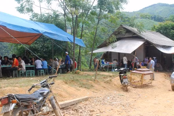 Nhiều bà con xã Tân Hợp đến chia buồn cùng gia đình bà Hoàng Thị Say.