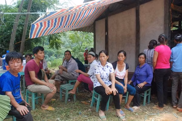 Người dân xã Tân Hợp chưa hết bàng hoàng trước nỗi đau mà gia đình bà Hoàng Thị Say.