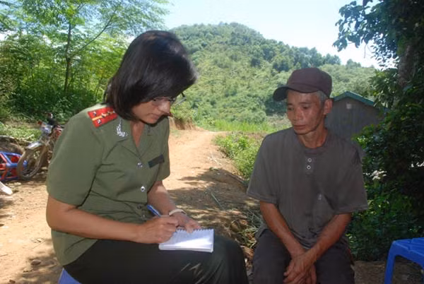 PV Báo CAND tiếp xúc với ông Đặng Văn Mừu bố nghi phạm Đặng Văn Hùng.