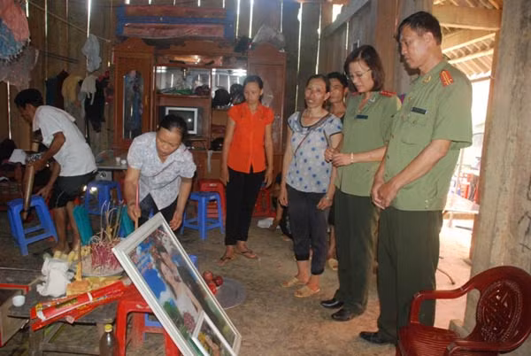 Đoàn công tác thắp nén nhang, chia buồn với gia đình anh Phàn Văn Chung.