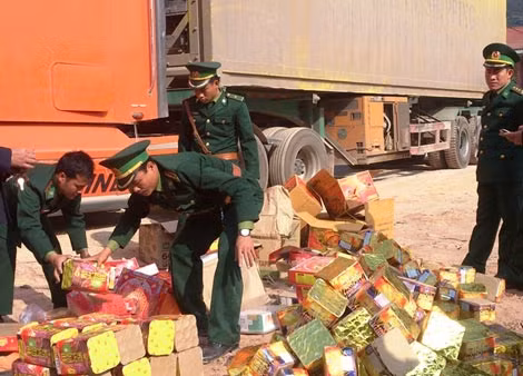 Gần 400 kg pháo trái phép trên container bị bắt giữ tại Cửa khẩu quốc tế Cha Lo.