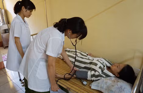Khám bệnh cho phạm nhân. Khám bệnh cho phạm nhân.